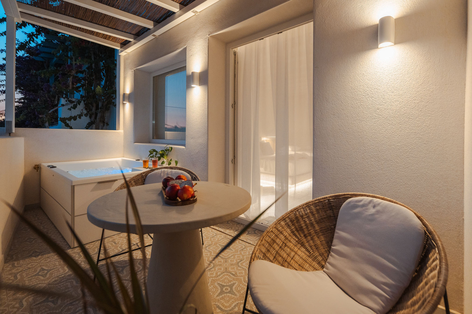Castello-outdoor-jacuzzi4-1
